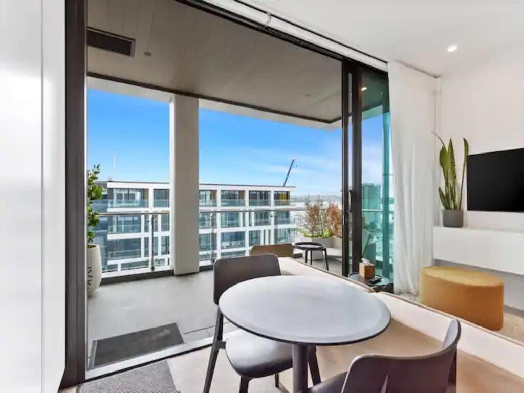 Sleek Modern Studio With Balcony Auckland Eksteriør billede