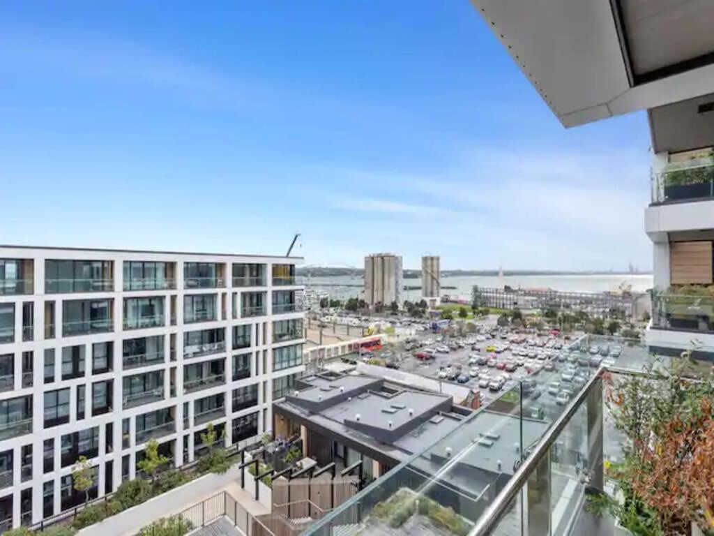 Sleek Modern Studio With Balcony Auckland Eksteriør billede