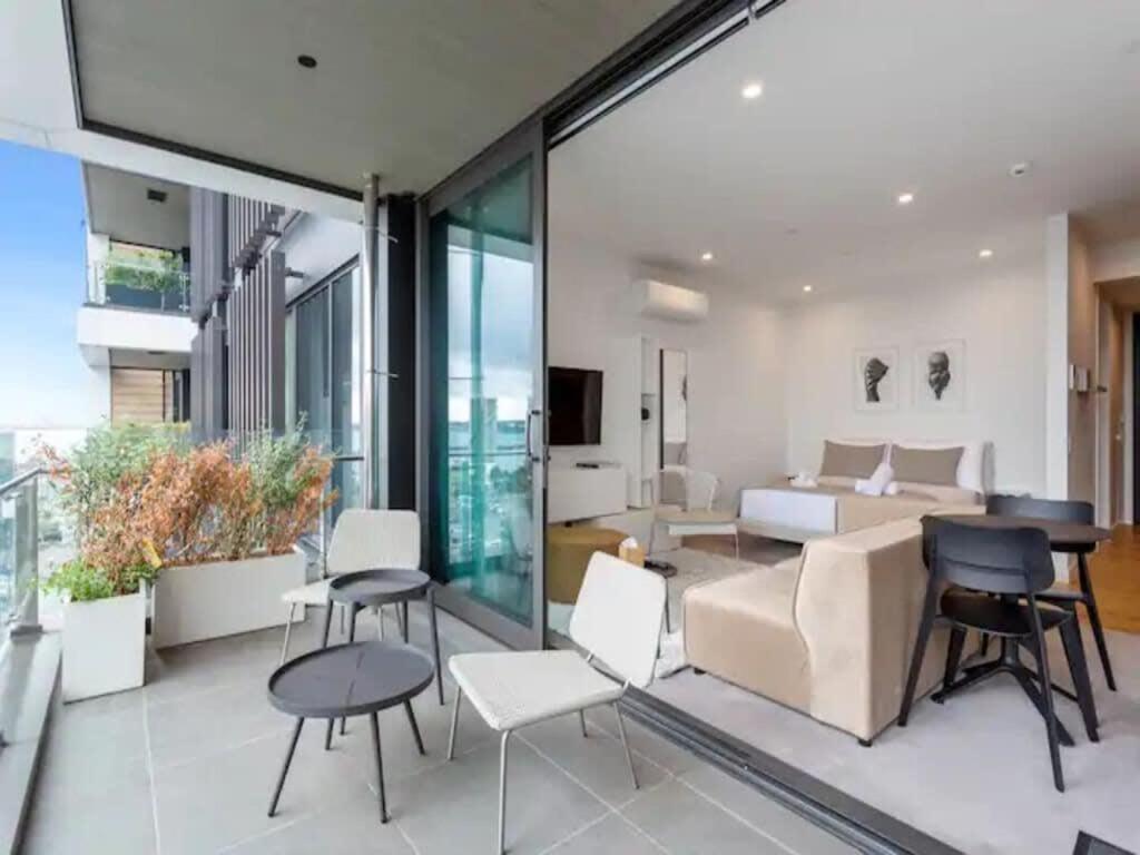Sleek Modern Studio With Balcony Auckland Eksteriør billede